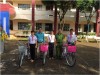 Lãnh đạo 2 đơn vị tặng quà cho các em học sinh nhà trường