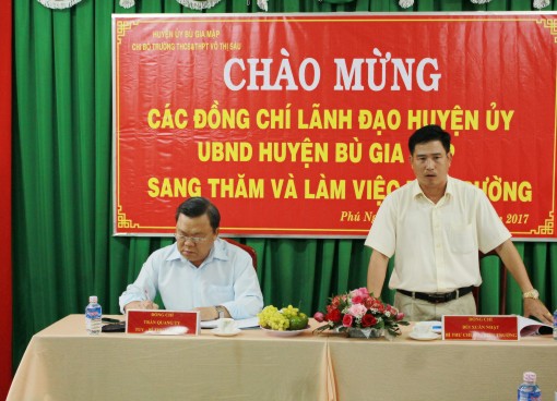 Đồng chí Trần Quang Ty – TUV – Bí thư huyện ủy (trái) và đồng chí Bùi Xuân Nhật – Bí thư chi bộ - Hiệu trưởng tại buổi làm việc