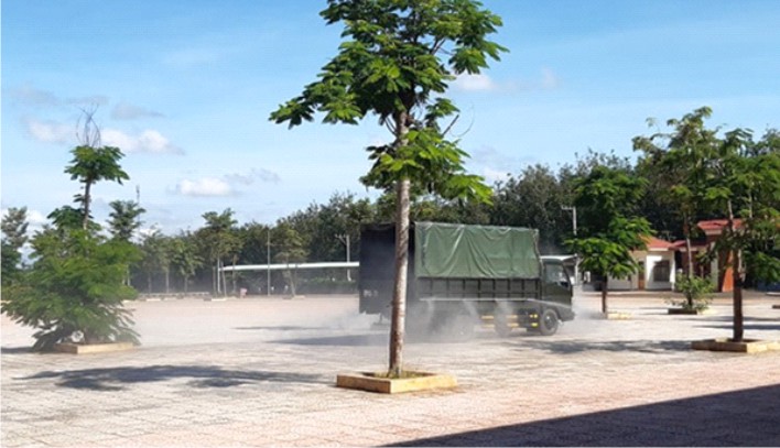 Xe chuyên dụng của bộ đội tiến hành phun khử khuẩn trước khi đón các trường hợp vào cách li